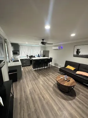 Charming Ranch style 2-bedroom house in El Monte with AC, WiFi and parking. Hotels in El Monte