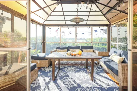 City Escape-Cottage by the Lake Отели рядом с достопримечательностью «Pearson Convention Center»