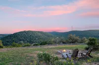 Escape to your private sanctuary nestled atop a serene hill with amazing views. Hotels in Pipe Creek