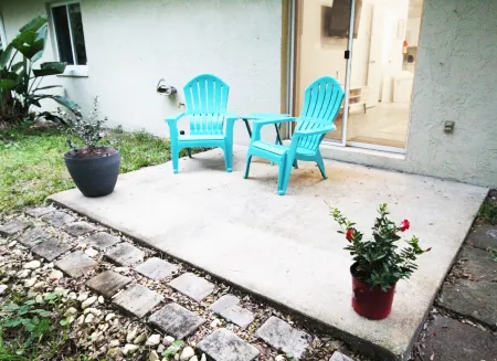 Spacious 3-bedroom house with A/C, heat, wi-fi, in peaceful setting by the river