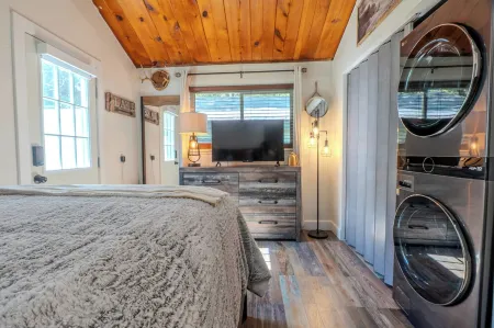 Treehouse cabin newly renovated minutes to Lake Gregory!