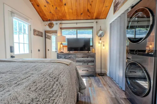 Treehouse cabin newly renovated minutes to Lake Gregory!