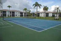 Renovated 2bed 2bath condo 2min to Fort Myers & Sanibel Beaches with WiFi, AC