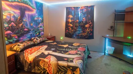 Family themed 6-bedroom house, Pikes Peak view, Hot tub, game room Отели в г. Дивайд