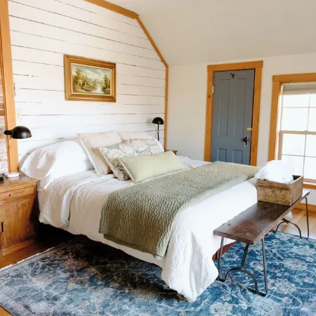 Downtown Historic Home. One block to downtown, cozy gathering place!