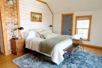 Downtown Historic Home.  One block to downtown, cozy gathering place!