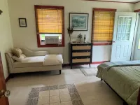 Lake Champlain 2-bedroom cottage with kayaks and bikes in beautiful Alburgh. Hotels in Alburgh