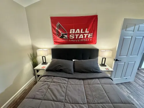 The Cardinal. Newly built 1-bedroom cottage w/ WiFi and AC in delightful Muncie