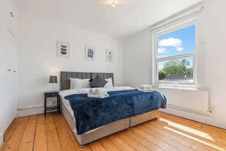 2 Bedroom House | Close to Bromley South Station | Free Parking Отели рядом с достопримечательностью «Crystal Palace Museum»