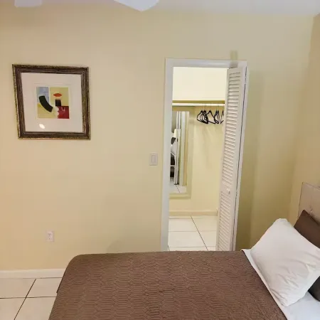 Epic! 3 Miles~Hard Rock Stadium. King Bed-Grill-Free Parking. Midpoint Location!