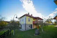 Authentic and traditional farmhouse 'Medjedovica brdo Godovik'  호텔