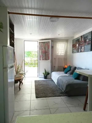 Small, cosy F2 overlooking lush garden. Soothing at the end of the excursion.