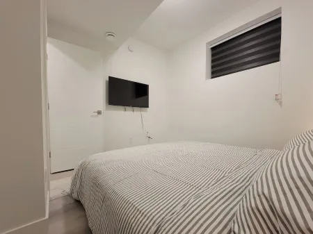 Spacious 2-Bedroom Brand New Residential Home Отели рядом с достопримечательностью «Университет Брендона»