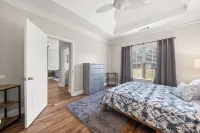 Southern Delight-4 Bed Room-7 beds- Private Backyard-Great for Larger Groups