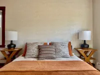 Peaceful Getaway Cottage on grounds of historic mid-century gem 노스버러 호텔