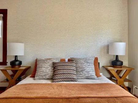 Peaceful Getaway Cottage on grounds of historic mid-century gem Отели рядом с достопримечательностью «Tougas Family Farm»