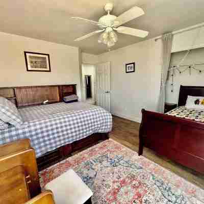 Spacious 5-bedroom house in Northwest Las Vegas with pool and jacuzzi Rooms