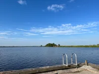 Luxe en Ruim Chalet met Airco aan het Leekstermeer. Huisdiervriendelijk Hotel a Noordenveld