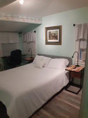 Charming Waterfront Cottage: Great summer rental as well as year round! J Zarnoch Jewelers附近的飯店