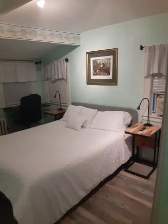 Charming Waterfront Cottage: Great summer rental as well as year round!