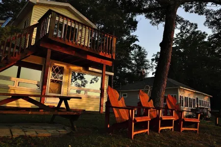 Escape to a cozy cottage on Ausable Lake, in Lupton, Michigan! Отели в г. Гудар Тауншип