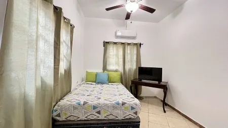 Roatan Villa for 6 with Pool in centric location close to airport