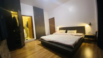 Surrounded by Forest Hotel in zona Radha krishna temple