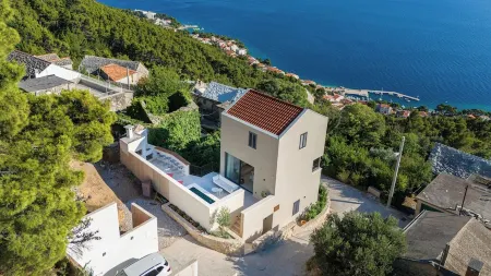 Eine Angenehme, neu Erbaute Villa mit Swimmingpool, Ideal zum Entspannen in Ruhe