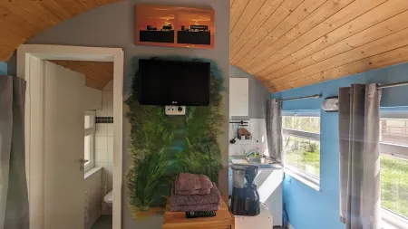 Spend the night in a railroad carriage - nostalgia & comfort in Thuringia Отели в г. Кирххайлинген