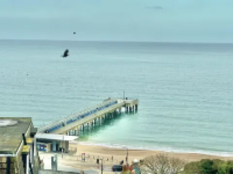 Pier View Retreat - Close to Beach - Sea Views With Parking