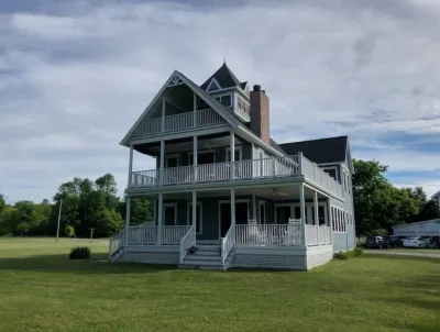 The River House, Island home with water views 이스트 엔드 워터프런트 파크 & 보트 론치 주변 호텔