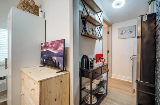 Cozy Studio Just 5 Minutes from Miami Airport! Comes with 1 Free Parking Space.