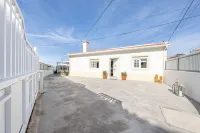 Assenta Beach House - 2 bedroom house with patio Hotels in Sao Pedro Da Cadeira