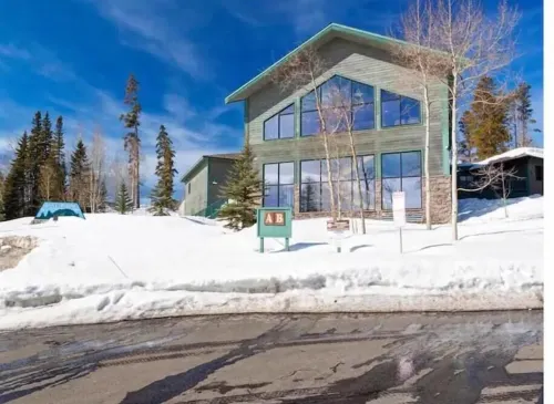 2BR Condo Mountain View Gym, Heated Pool & Spa