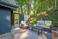 Renovated chalet just a walk down the hill to downtown Burnsville! Pet Friendly Hotel a Burnsville