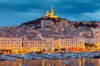 Renovated house, elegant and central فنادق في Istres