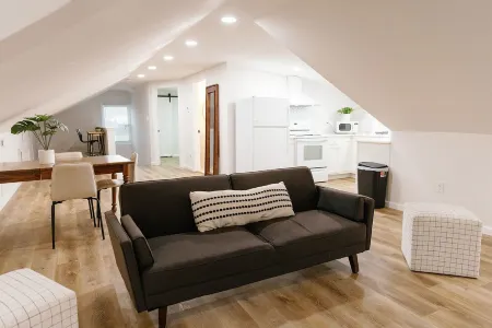 Seabiscuit Loft - Studio Stay in Downtown Lexington