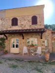 Cozy cottage in Tuscan hill village with free parking and AC