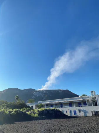 THE BLACK SANDS is a 2-room apartment in the middle of the 2 beaches of Vulcano Отели в г. Vulcano Porto