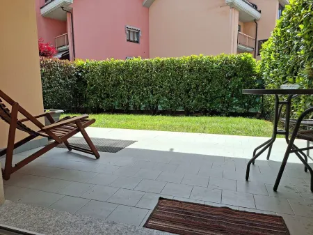 TWO-ROOM APARTMENT WITH PRIVATE GARDEN