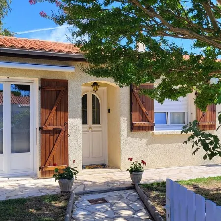 Family home in Fouras - enclosed garden near beach and market Отели в г. Фура