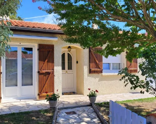 Family home in Fouras - enclosed garden near beach and market Hotels in Fouras