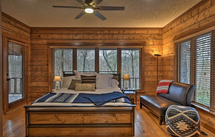 Hot Tub, Grill: Hilltop Log Cabin in Hot Springs!