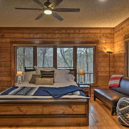 Hot Tub, Grill: Hilltop Log Cabin in Hot Springs! Hoteles en Piney