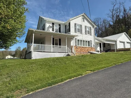 Beautifully Updated Country Home Отели в г. Juniata County