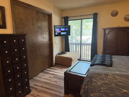 Angel Fire Mountain Retreat! Cozy 2 bedroom, 2 bath condo, sleeps 6 people.