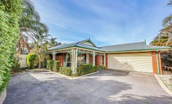 Stayau Family Retreat w/Pool Table in Cranbourne