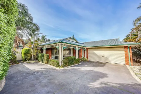 Stayau Family Retreat w/Pool Table in Cranbourne Отели рядом с достопримечательностью «Cranbourne Turf Club»