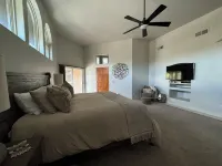 Luxury Desert Stay, Heated Pool & Hot Tub, Views, Close to Town & Civana Spa