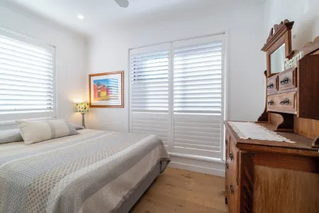 Roomy Duplex with water views. Steps  away from Castle Rock Beach Отели в г. Clontarf